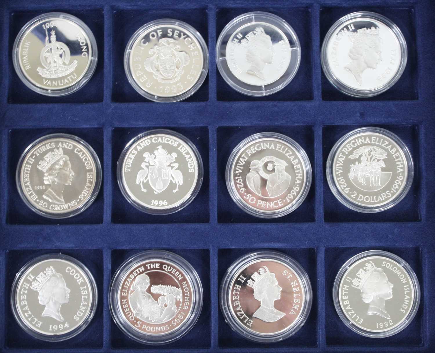 World, a collection of silver coins being Elizabeth II commemorative examples to include Fiji 1994 - Bild 2 aus 2