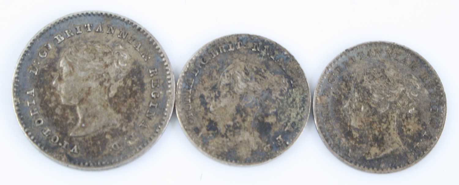 Great Britain, a collection of miscellaneous coins to include 1897 and 1920 half crowns, 1806 half - Bild 2 aus 3