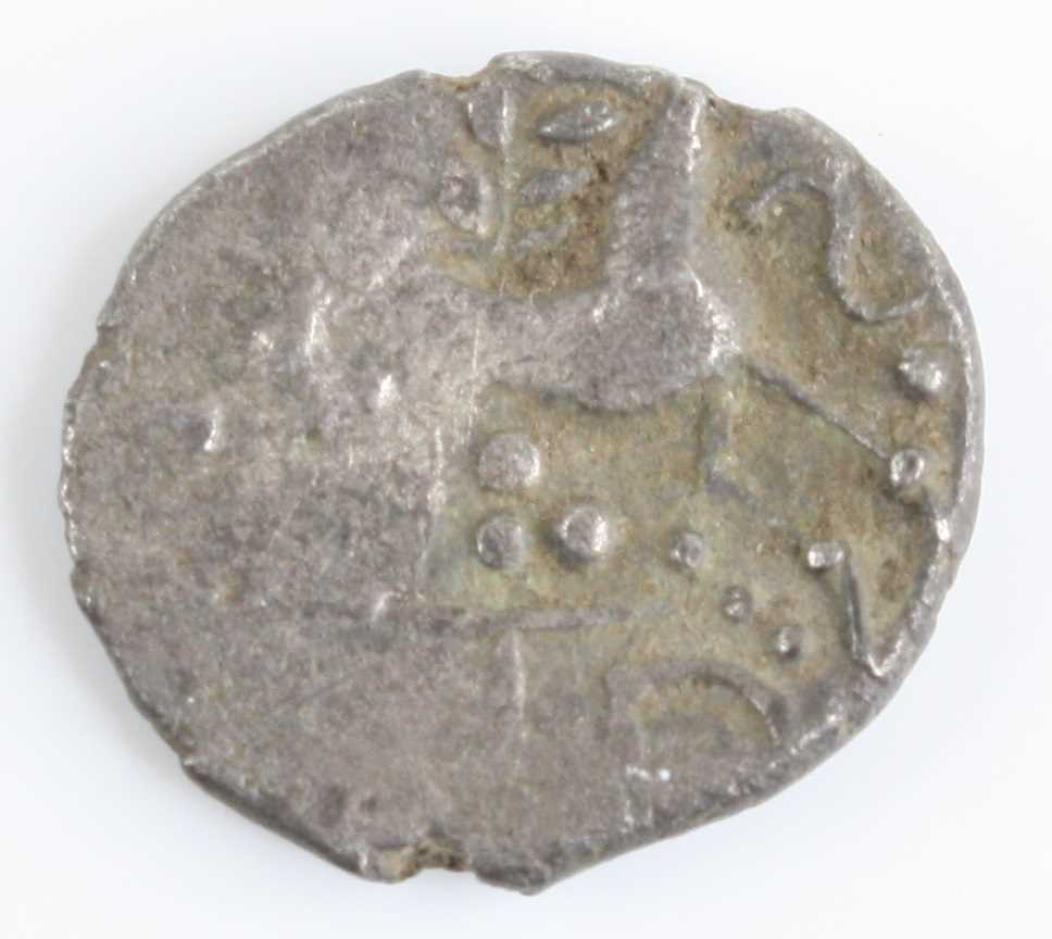 Iceni Tribe (Celtic Britain), Ecen Corn Ear silver unit, obv: two opposed crescents emblem with - Bild 2 aus 2