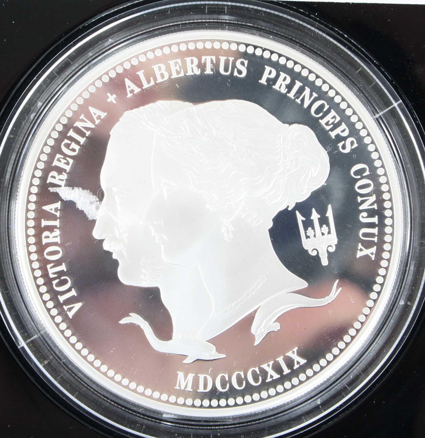 United Kingdom, The Royal Mint, The 200th Anniversary of the Birth of Queen Victoria 2019 Five-Ounce - Bild 2 aus 2