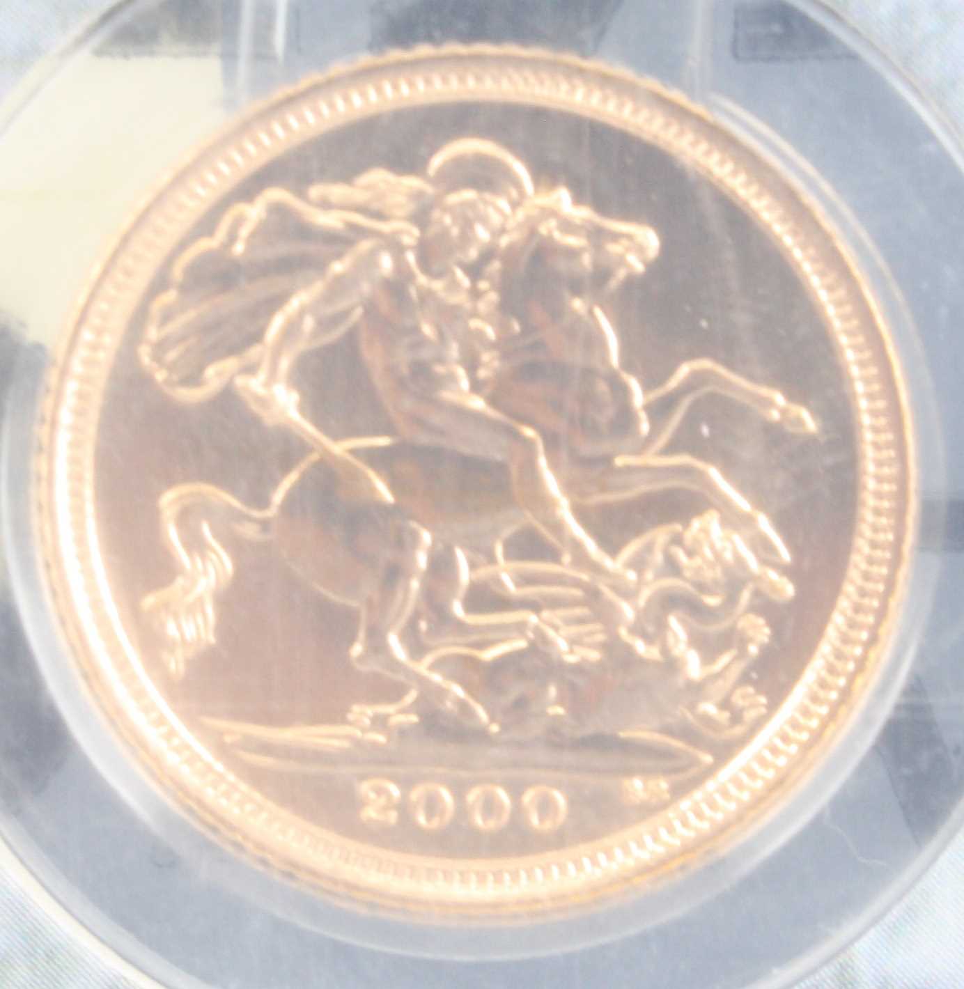 Great Britain, 2000 gold half sovereign, Elizabeth II, rev: St George and Dragon above date, card - Image 2 of 2