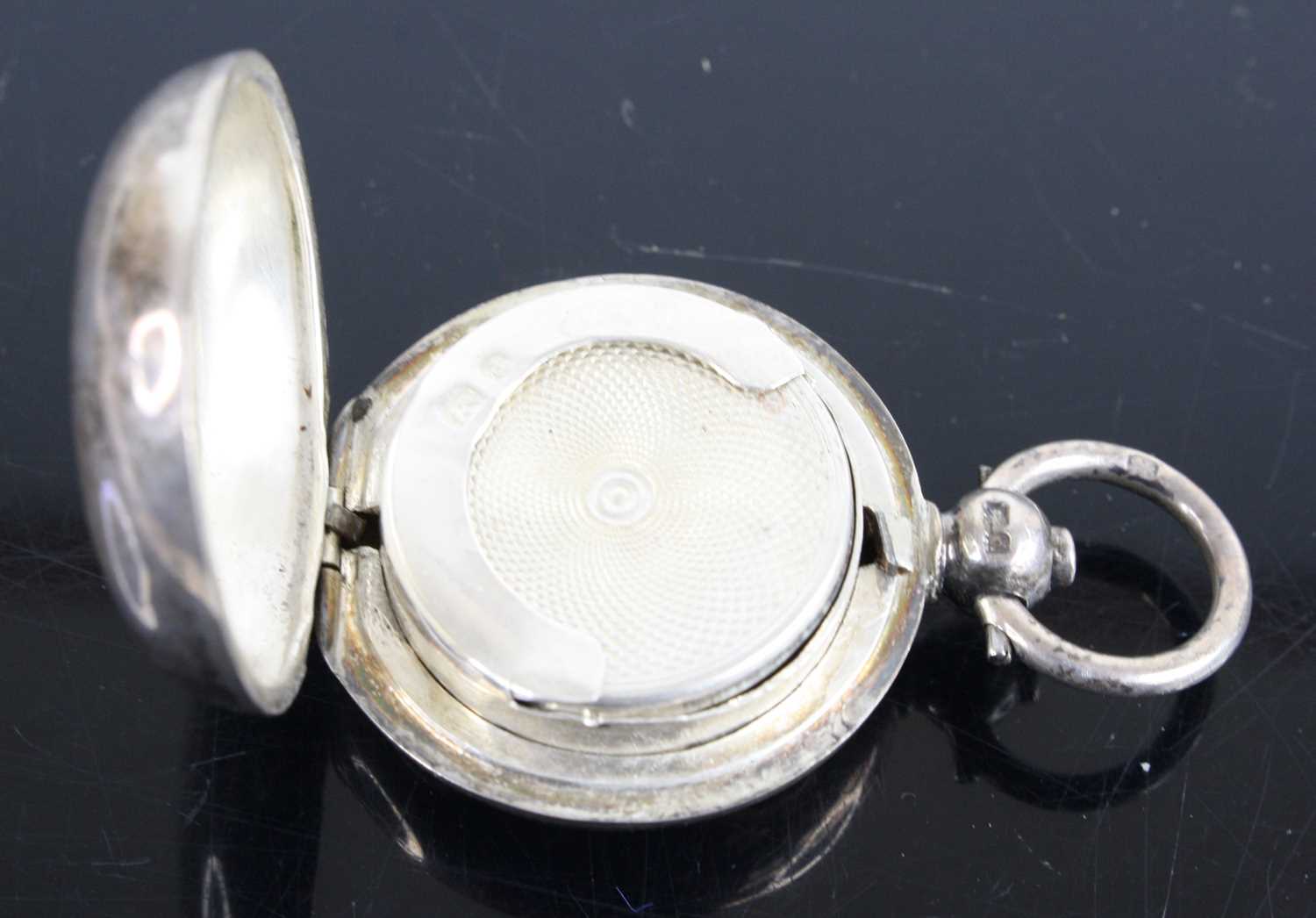 An Edwardian silver sovereign case of plain undecorated form, G. Loveridge & Co (George