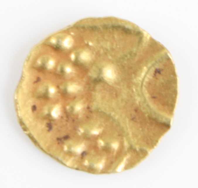 Kingdom of Cochin, (Indian Hindu Dynasties), gold fanam, obv: sun and moon above dots, rev: conch - Image 2 of 3