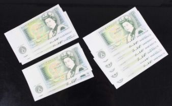 Great Britain, a collection of one pound banknotes in consecutive runs to include AY52 716568 -