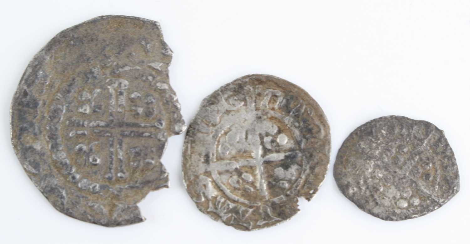England, 1696 shilling, William III first laureate and draped bust, rev: crowned cruciform shields - Image 4 of 4
