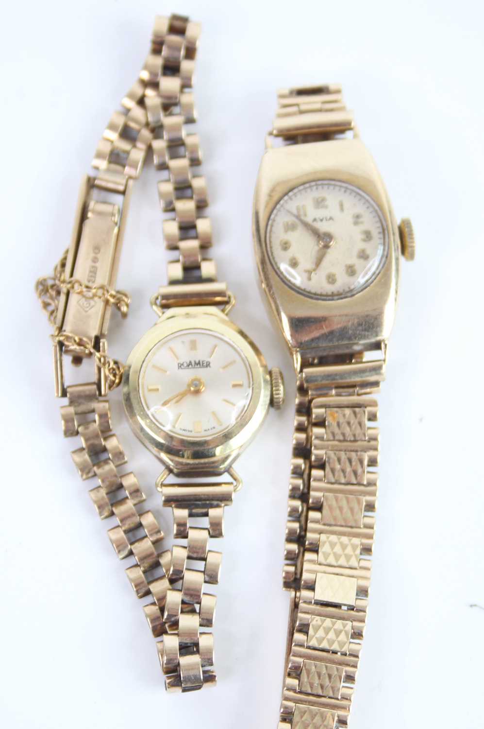 A lady's vintage Avia 9ct gold cased wrist watch, on 9ct gold engine turned bracelet, case dia.