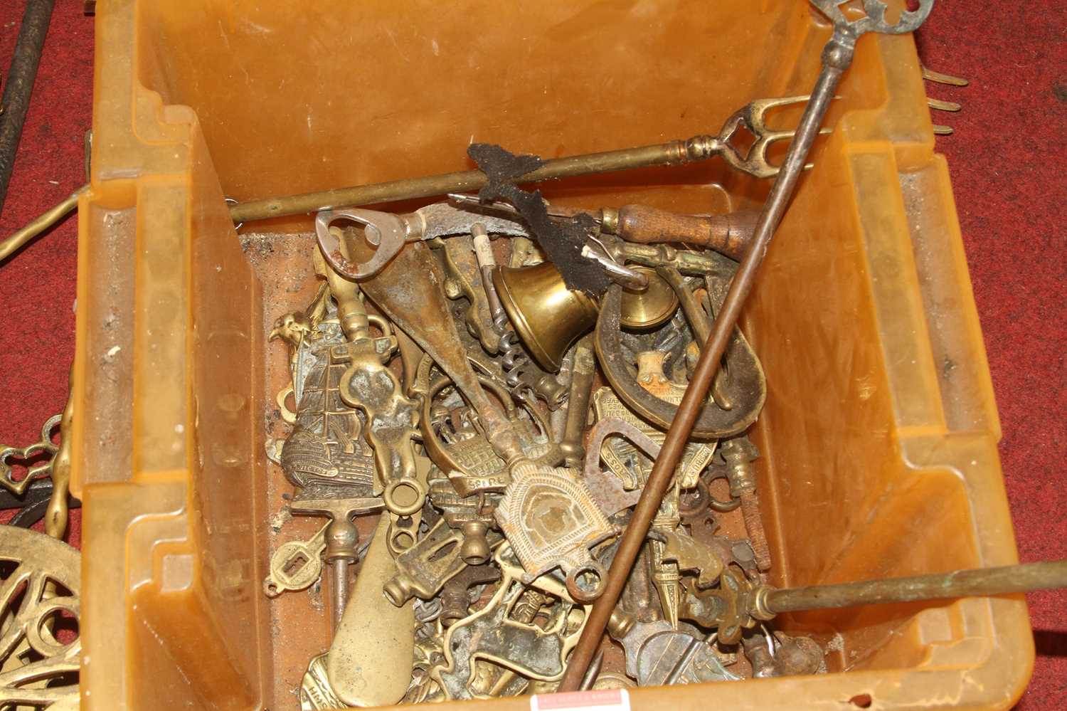 A collection of metalware, mainly toasting forks and brass fire tools - Bild 3 aus 3