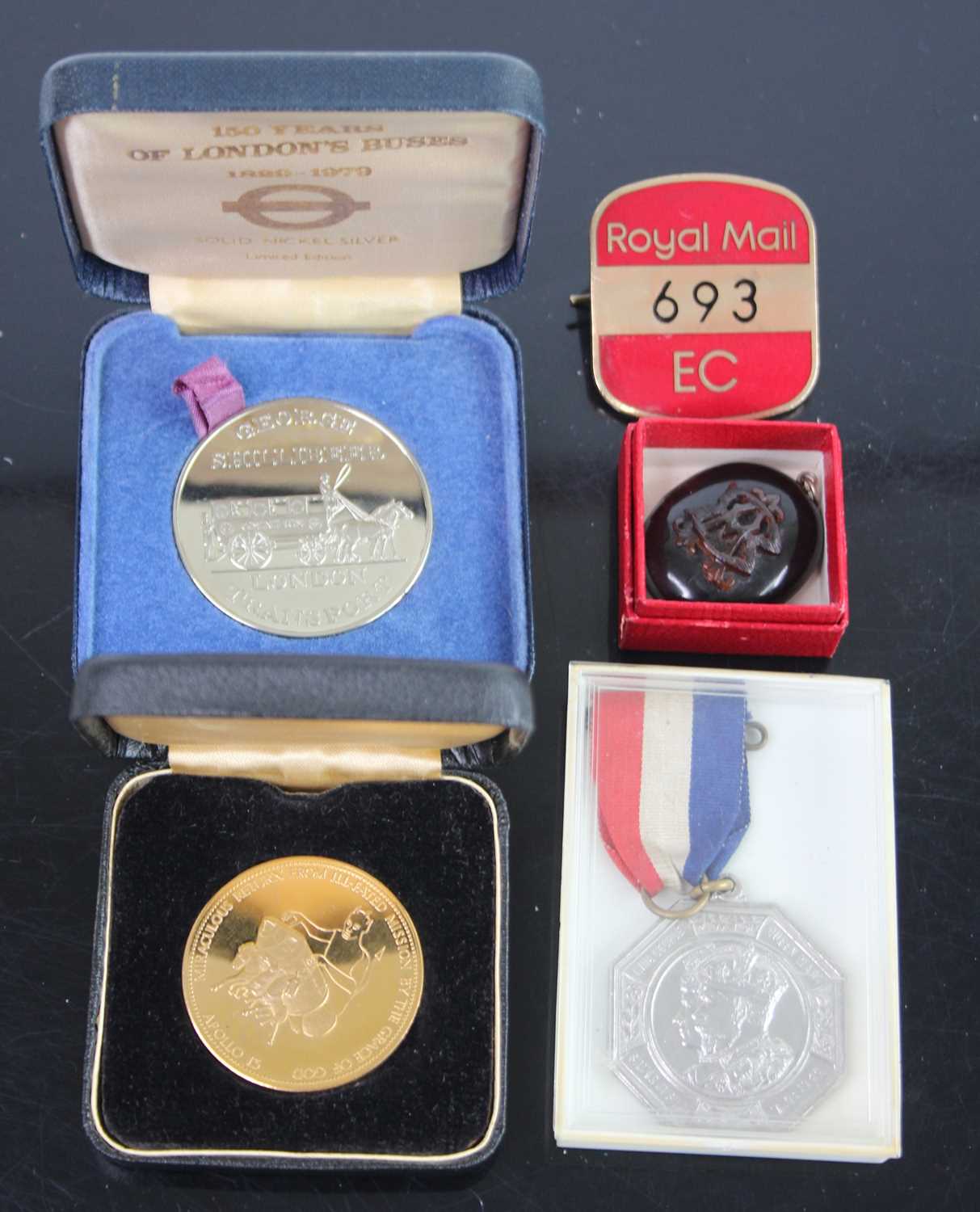 A commemorative gold plated medallion, together with a commemorative nickel silver medallion from - Bild 2 aus 2