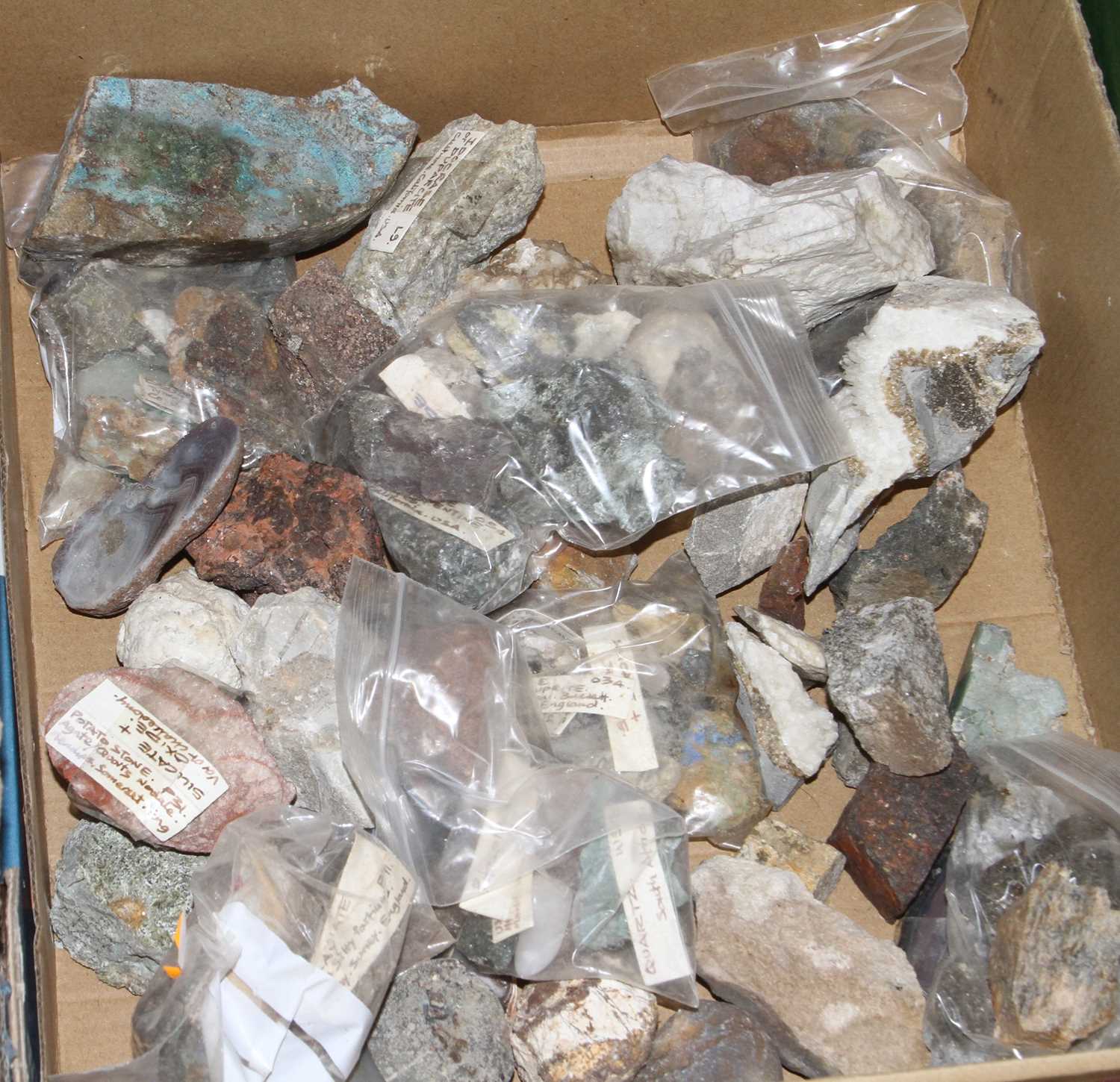 A collection of stone and mineral samples to include idocrase and silicate - Image 2 of 3