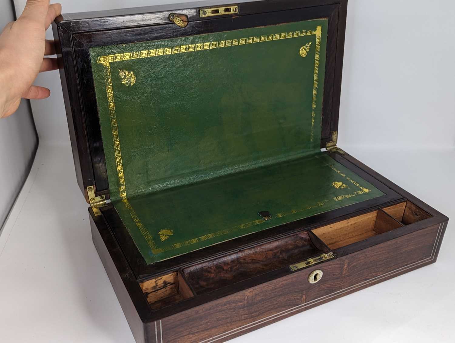 A Victorian rosewood and mother of pearl inlaid writing slope, having a gilt-tooled green writing - Image 4 of 4