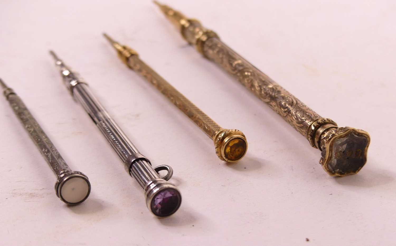 A 19th century yellow metal propelling pencil, having an engraved hardstone shield shaped seal - Image 2 of 2