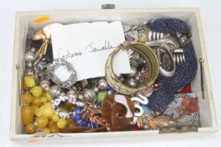 A collection of costume jewellery to include paste set brooches, cultured pearls etc