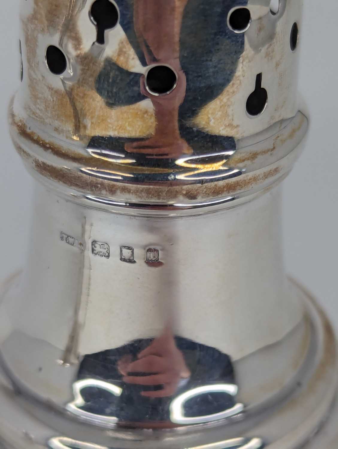 A George V silver sugar sifter, of pedestal form, on weighted base, h.15.5cm; together with a George - Bild 4 aus 5