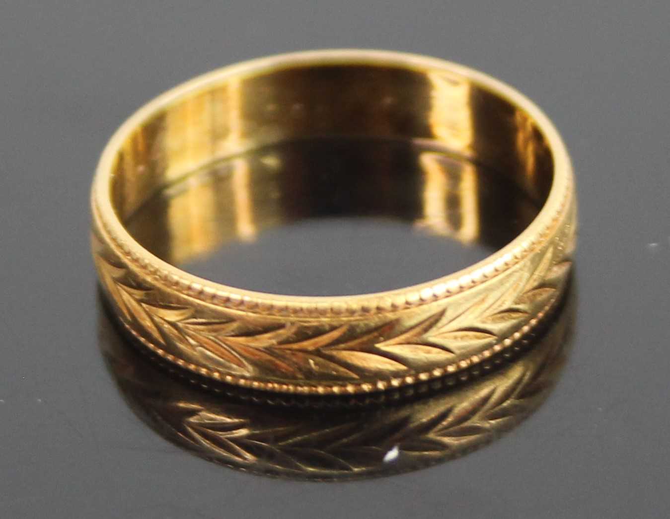 An 18ct gold wheat-ear carved wedding band, 1.9g, size K