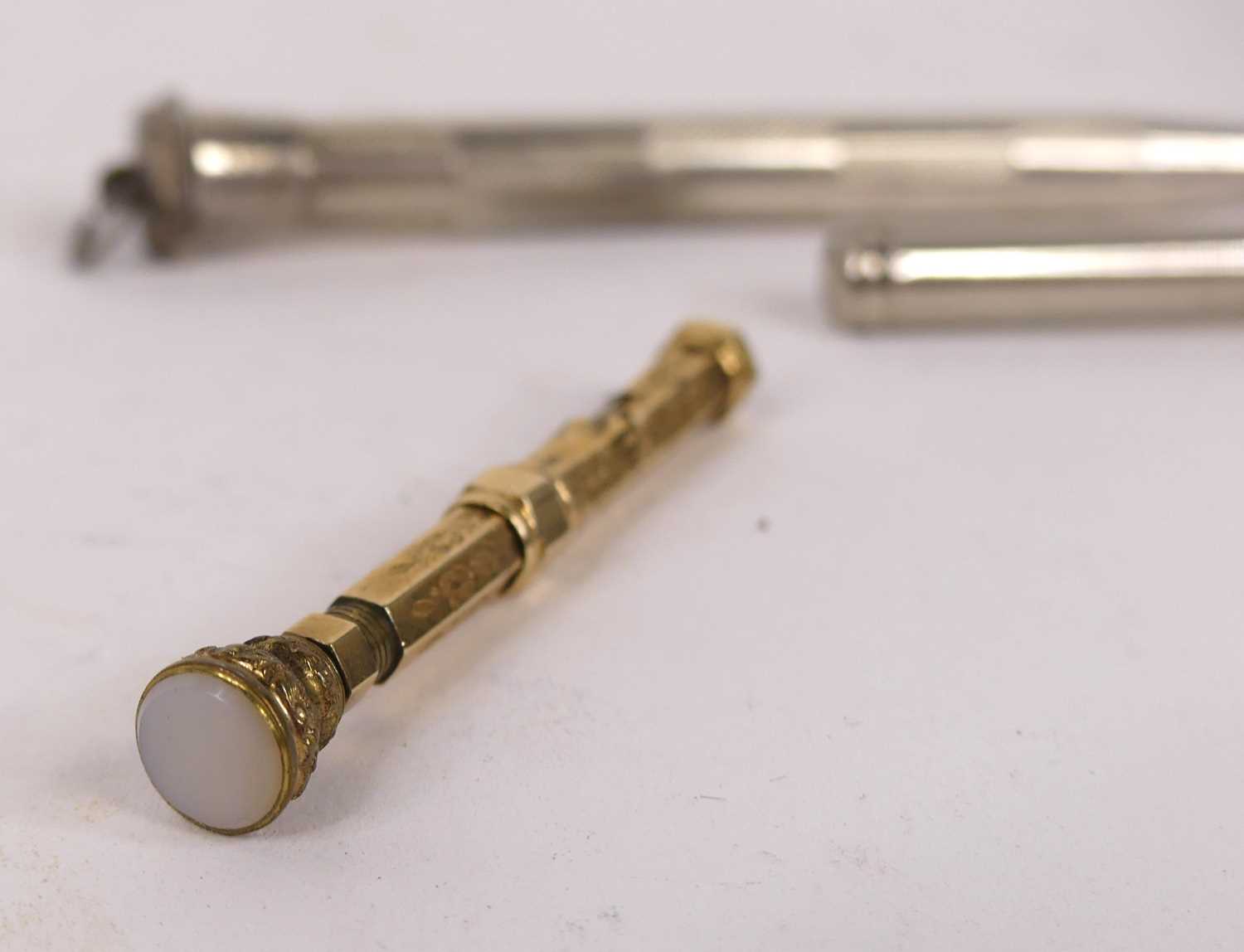 A gilt metal seal top propelling pencil, l.6cm, together with a white metal example stamped sterling - Bild 2 aus 2