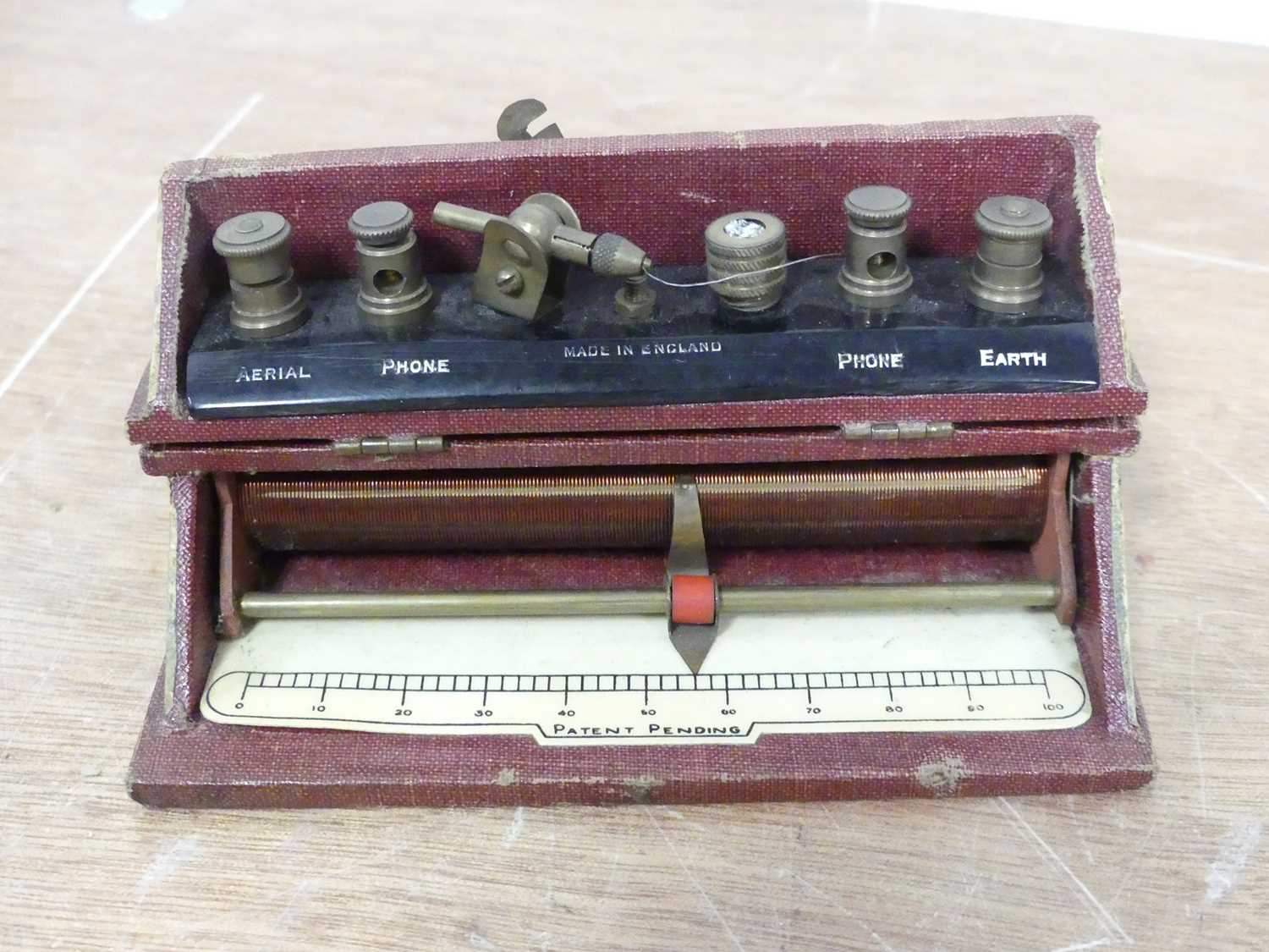 A Kenmack Radio Ltd novelty miniature radio disguised as a book, gilt embossed The Listener by ER - Bild 5 aus 5