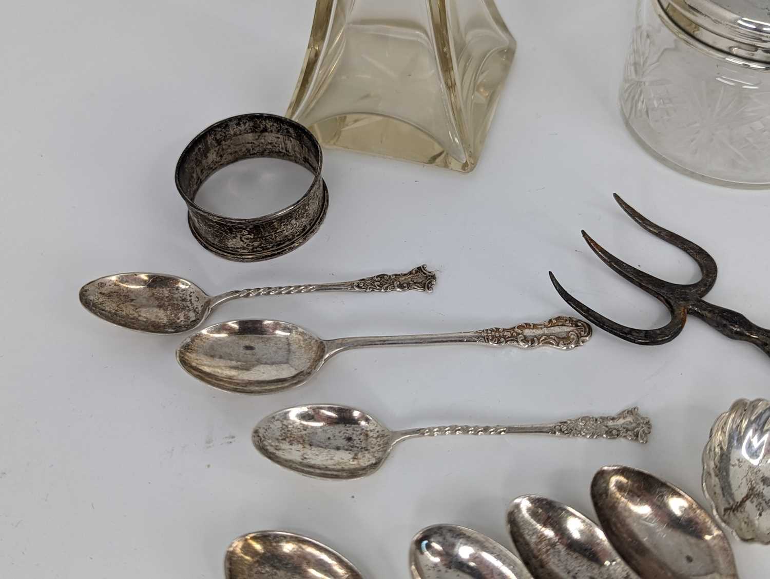 A collection of miscellaneous items to include a pair of silver scent bottles of inverted square - Image 3 of 5