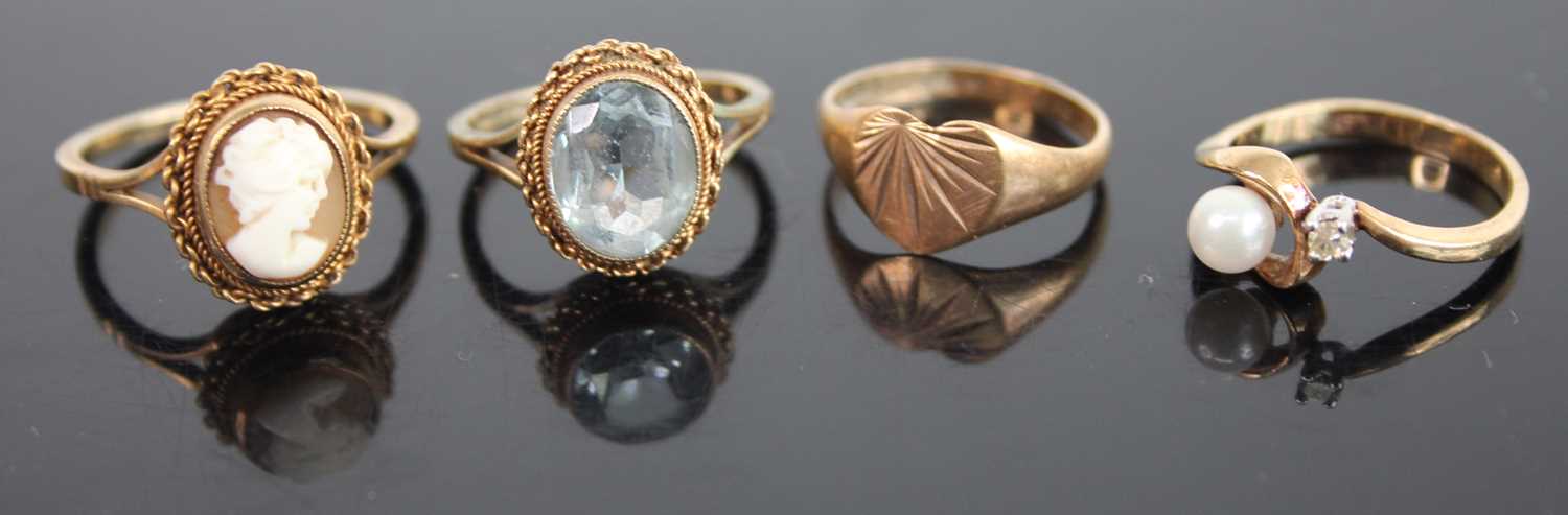 Four various 9ct gold dress rings, comprising examples set with blue topaz, carved shell, cultured