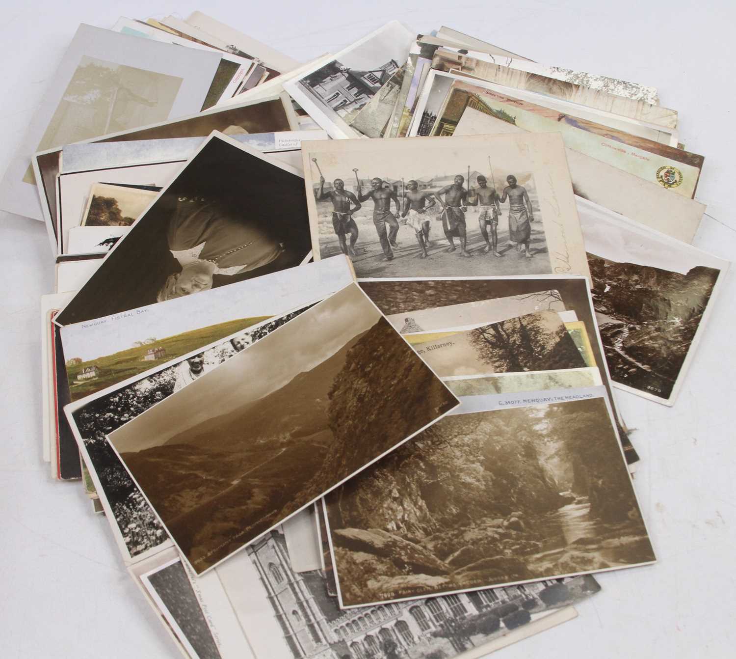 A collection of early 20th century and later postcards to include topographical views and - Bild 2 aus 3