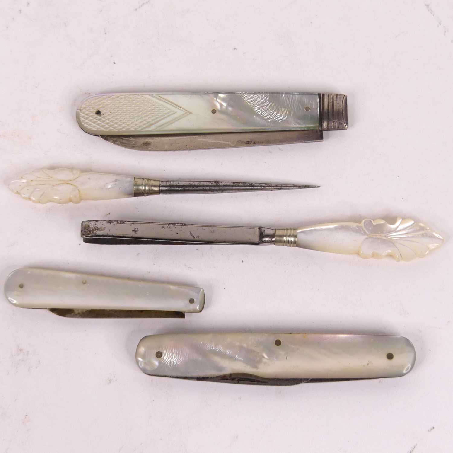 A George III fruit knife having a mother of pearl handle and a silver blade. Sheffield 1826,