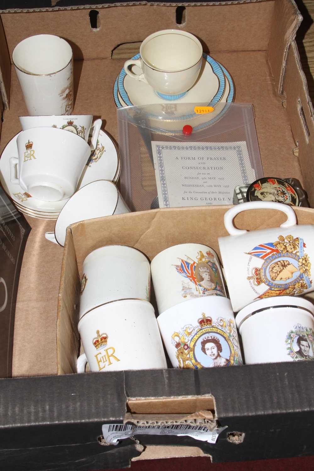 A collection of mixed ceramics to include Royal commemorative mugs, and Johnnie Walker advertising - Bild 3 aus 3