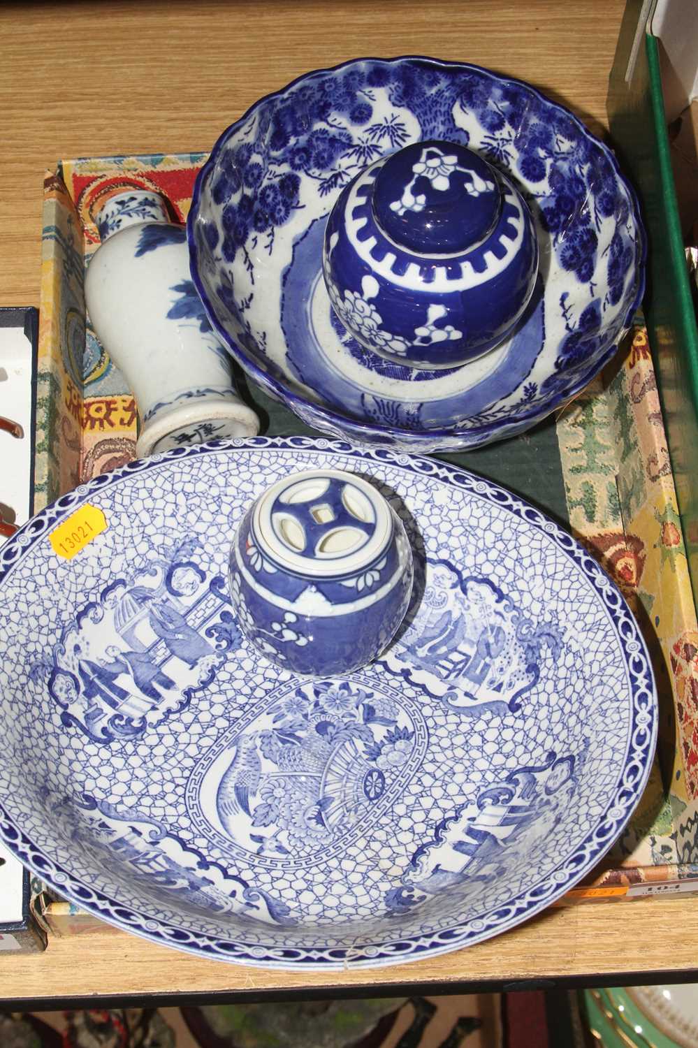 A collection of ceramics to include Chinese blue & white baluster vase, height 11.5cm, a Chinese