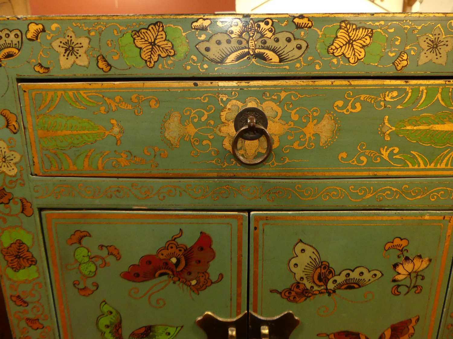 An Eastern painted and gilt decorated double door bedside cupboard, having single upper drawer, - Bild 2 aus 4