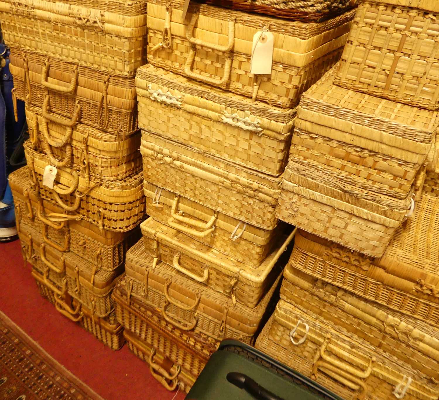 A large collection of various sized wicker travelling picnic baskets and hampers etc - Image 2 of 3