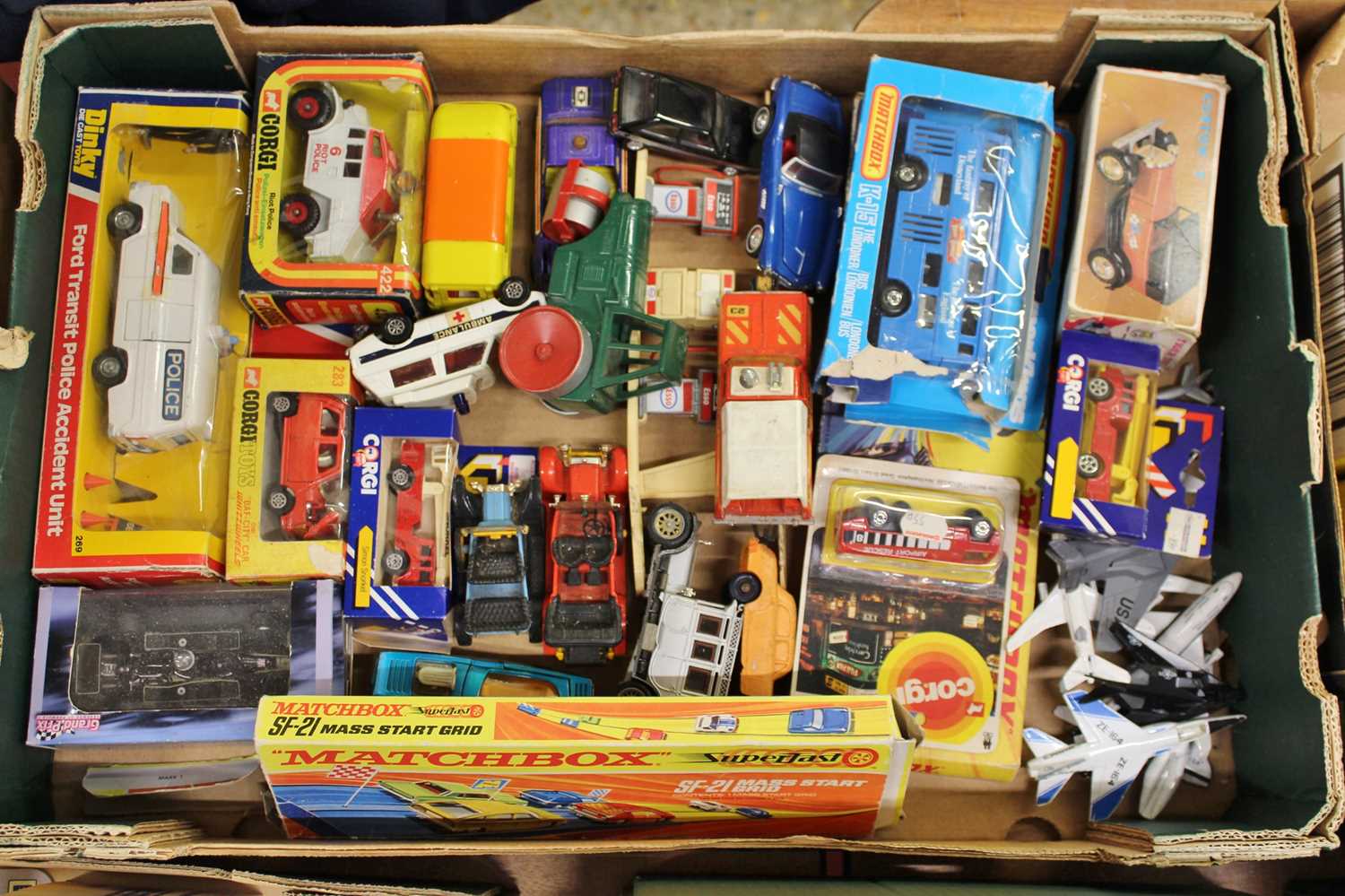 A tray containing a quantity of mixed diecast to include Dinky Toys No.2694 Transit Police