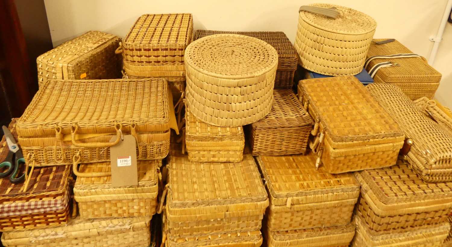 A large collection of various sized wicker travelling picnic baskets and hampers etc - Bild 3 aus 3