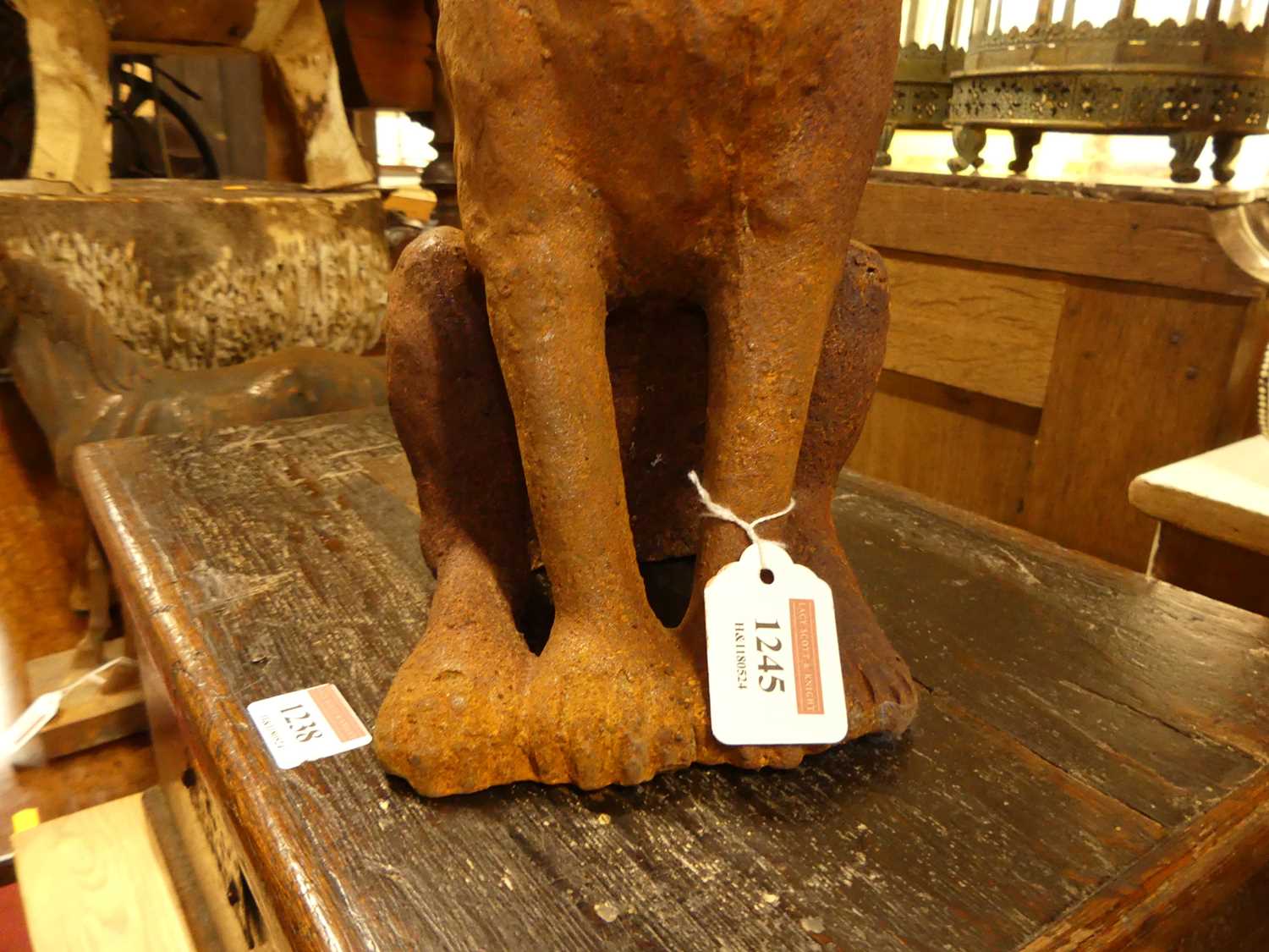 A contemporary cast iron garden figure of a seated hare, h.34cm - Bild 3 aus 3