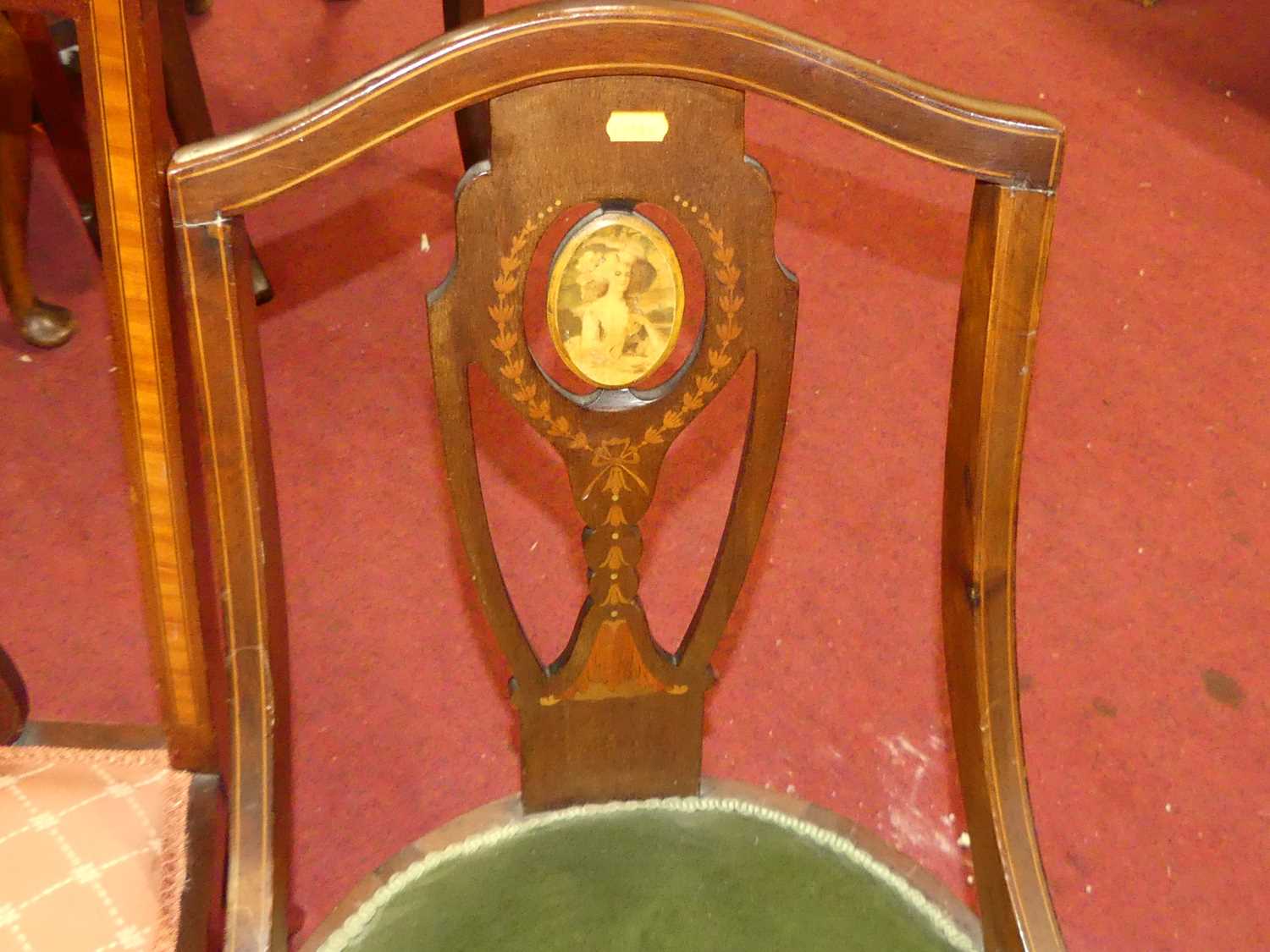 A pair of Edwardian mahogany and floral satinwood inlaid salon side chairs, together with two - Bild 5 aus 8