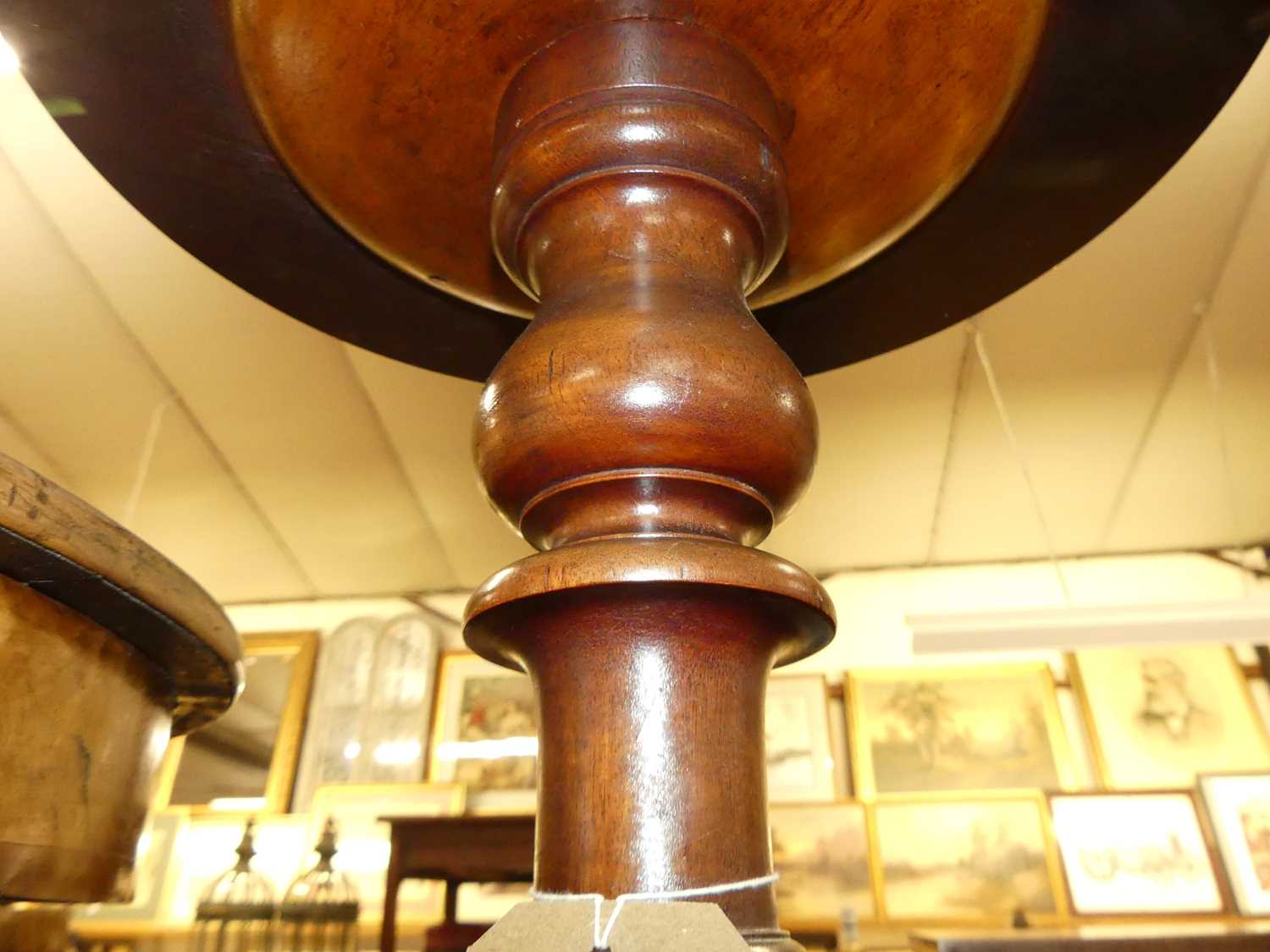 A Victorian mahogany circular topped pedestal occasional table, raised on turned and fluted column - Bild 3 aus 3