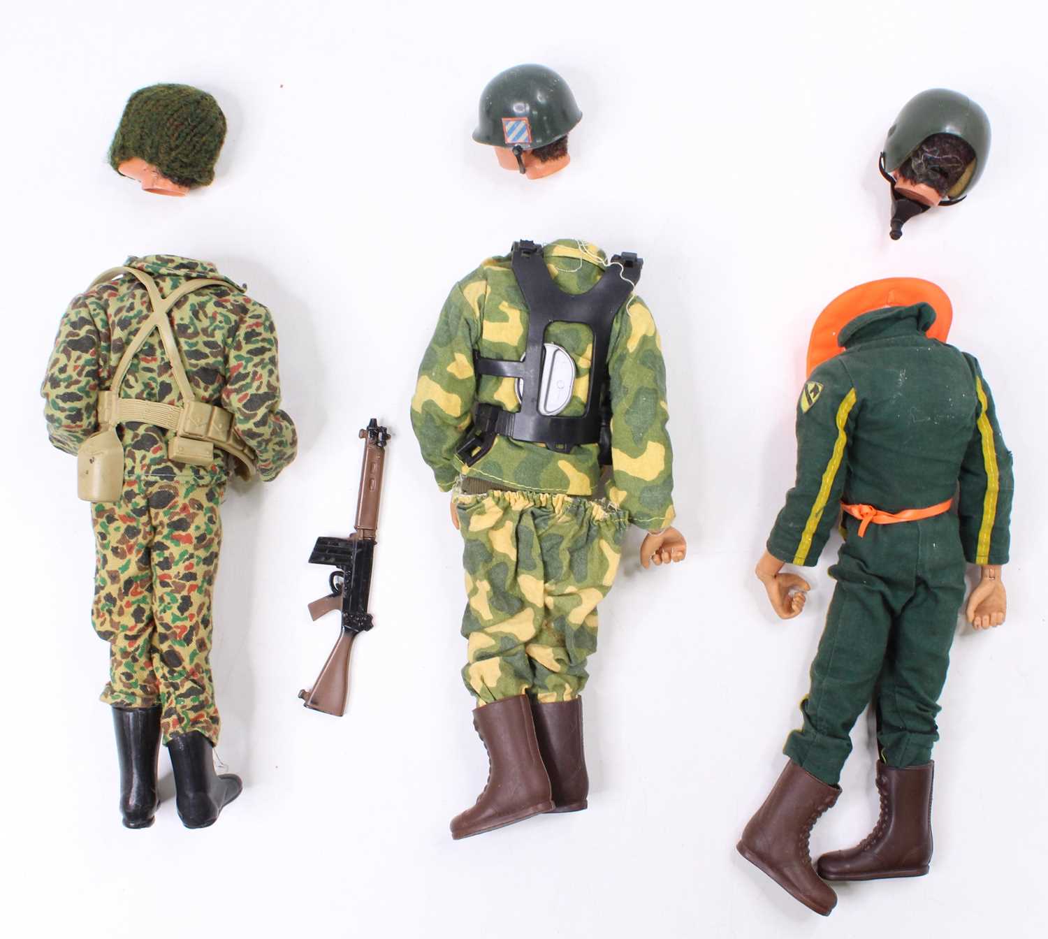 Three various vintage Action Man Palitoy dolls, wearing mixed military uniforms - Bild 2 aus 2