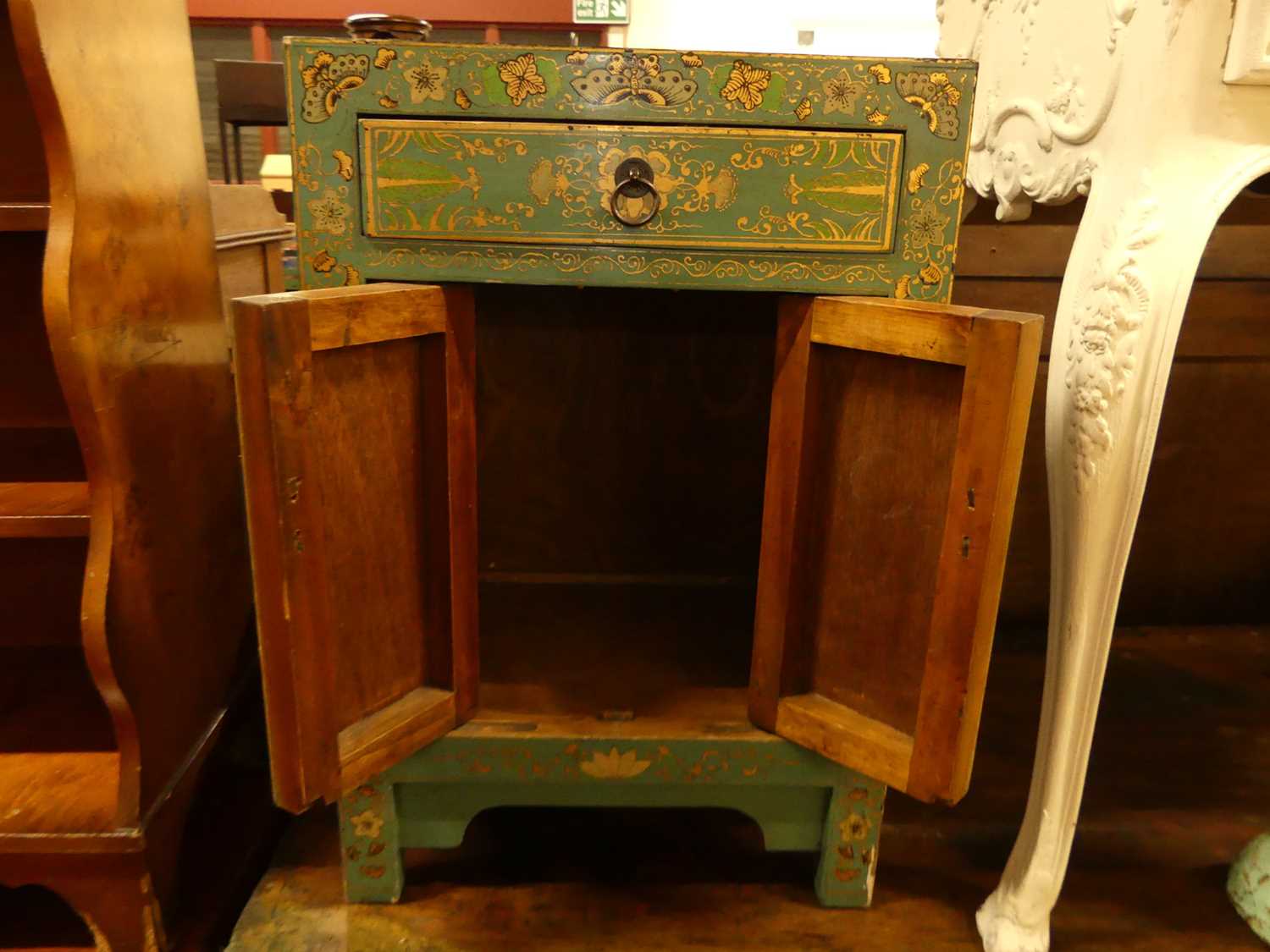 An Eastern painted and gilt decorated double door bedside cupboard, having single upper drawer, - Bild 4 aus 4