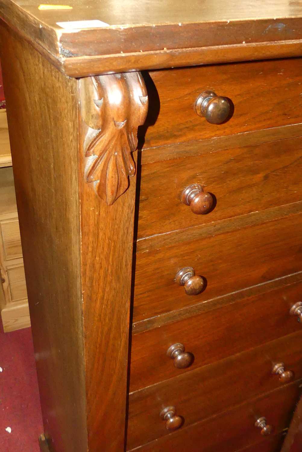 A Victorian walnut Wellington chest, having seven graduated drawers, turned knob handles and locking - Image 4 of 4