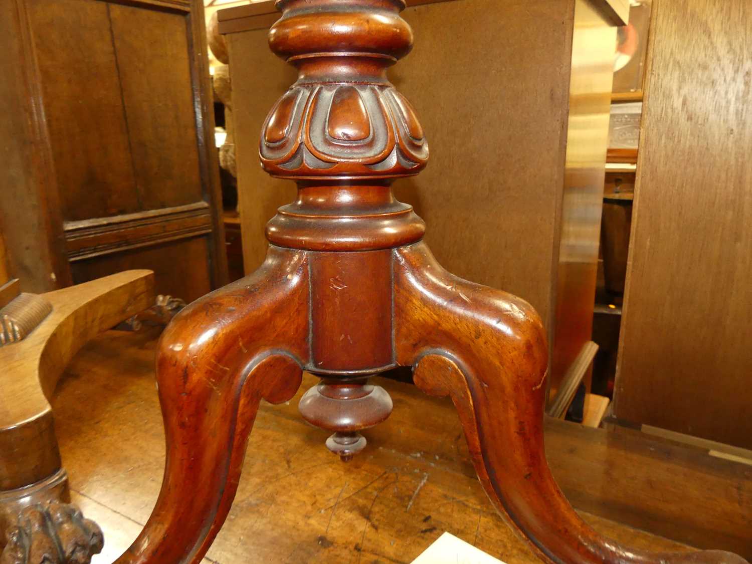 A Victorian mahogany circular topped pedestal occasional table, raised on turned and fluted column - Bild 2 aus 3