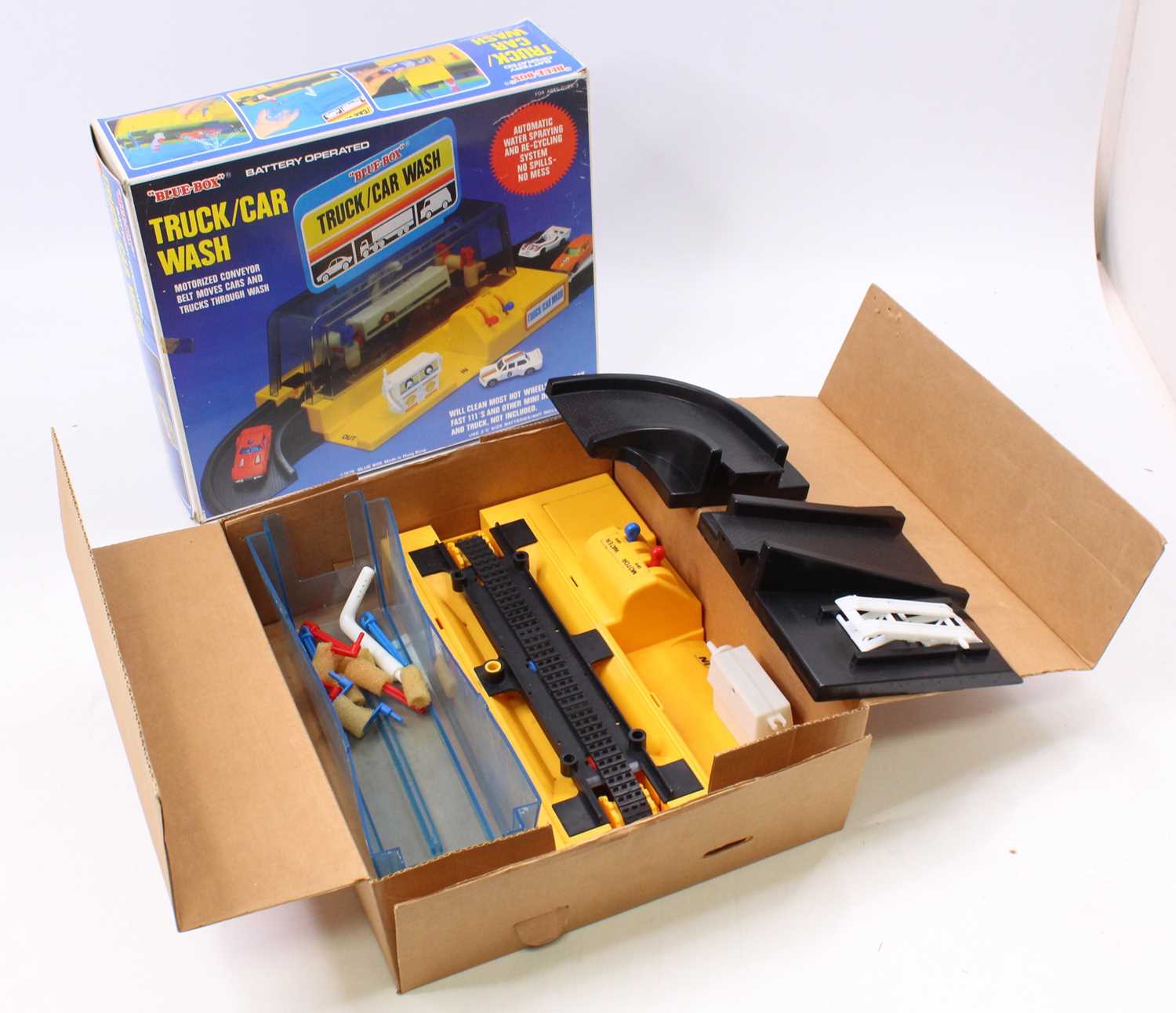 A Blue Box Miniatures circa 1979 truck/car wash gift set, battery operated example housed in the - Image 2 of 2