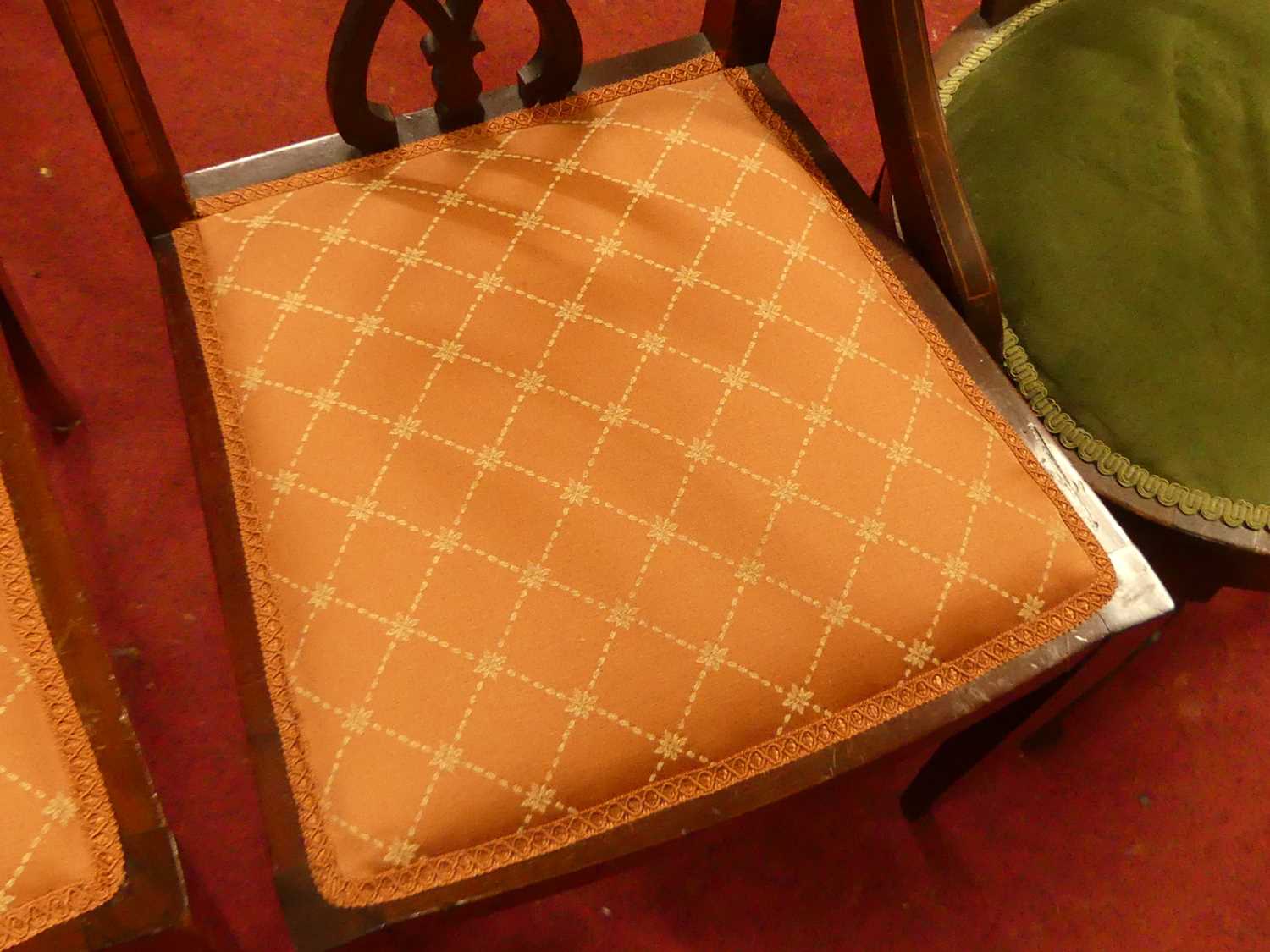 A pair of Edwardian mahogany and floral satinwood inlaid salon side chairs, together with two - Bild 8 aus 8