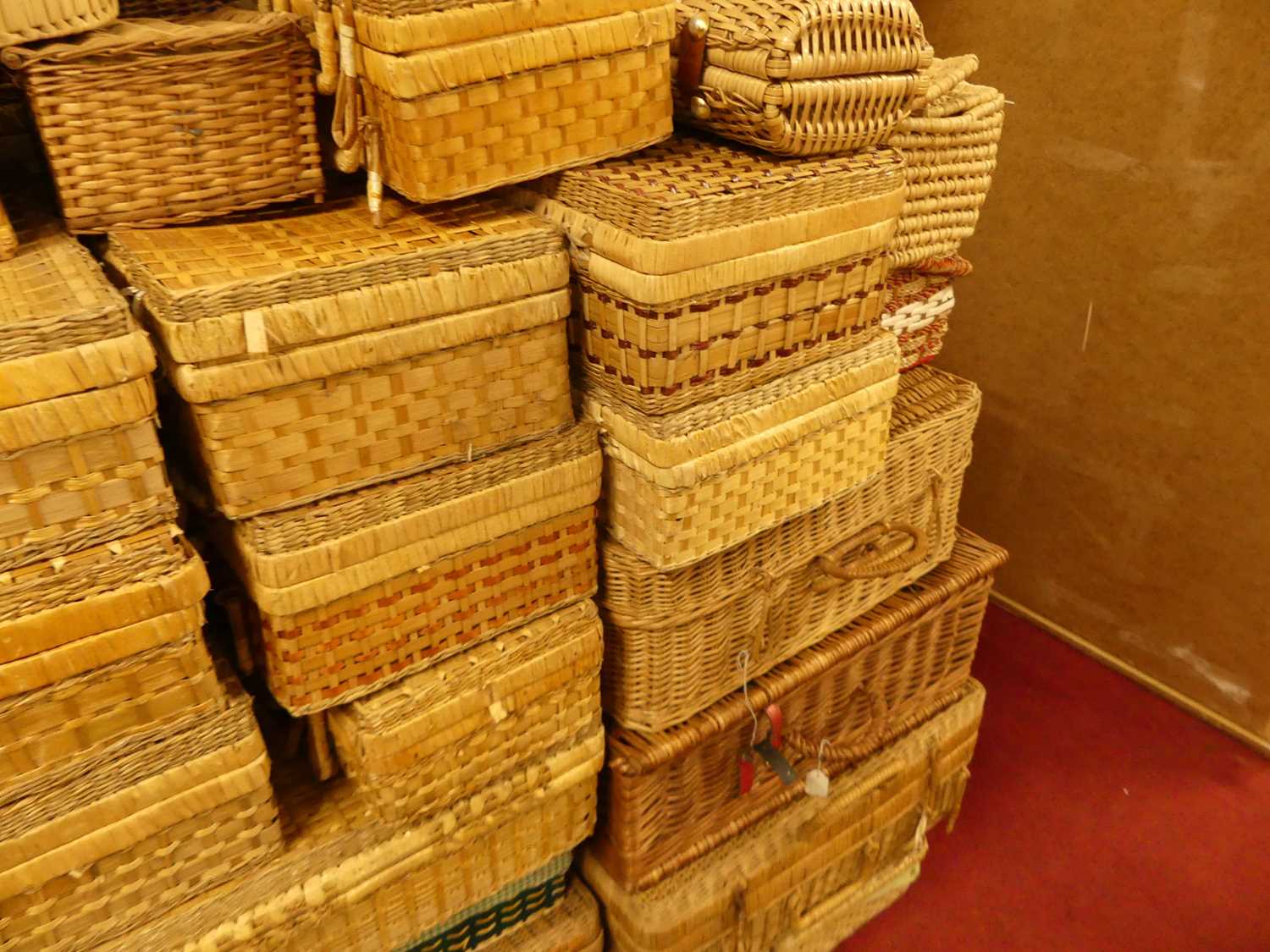A large collection of various sized wicker travelling picnic baskets and hampers etc - Bild 2 aus 3