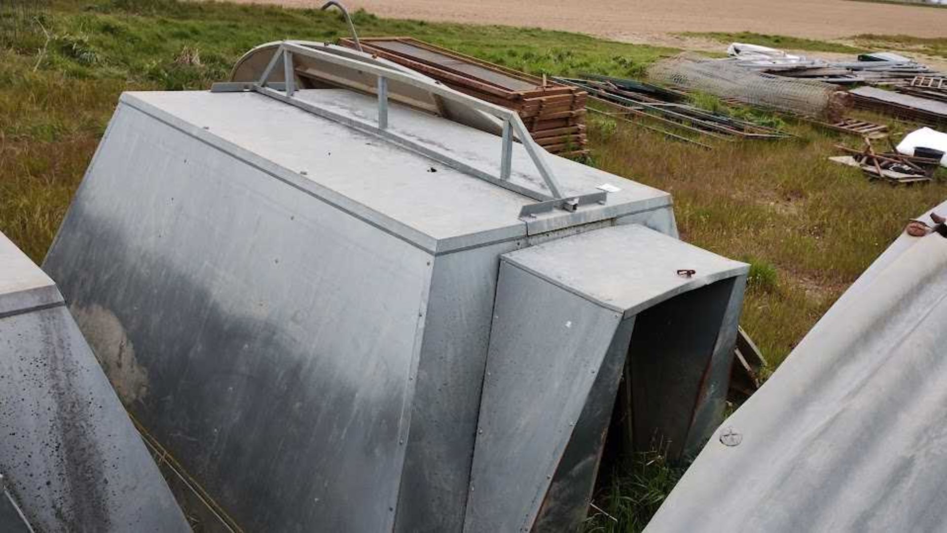 Insulated galvanised kennel farrowing hut - Image 2 of 2