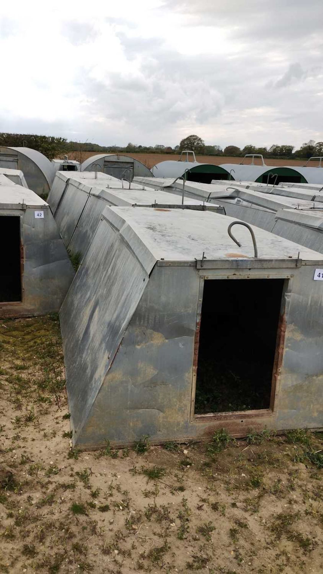 4 x John Booth insulated galvanised kennel farrowing huts - Bild 2 aus 2