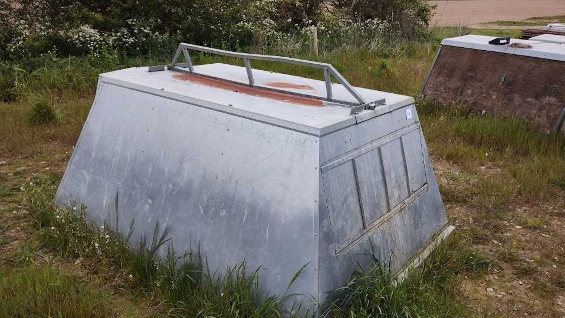 Insulated galvanised kennel farrowing hut