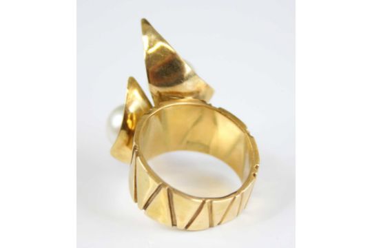 An 18ct yellow gold abstract pearl dress ring, the two cultured pearls measuring between approx 8. - Image 2 of 5