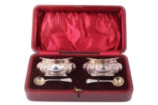 A cased set of Edward VII gilt-lined silver salt cellars with spoons, Birmingham, 1902, 85.22 g