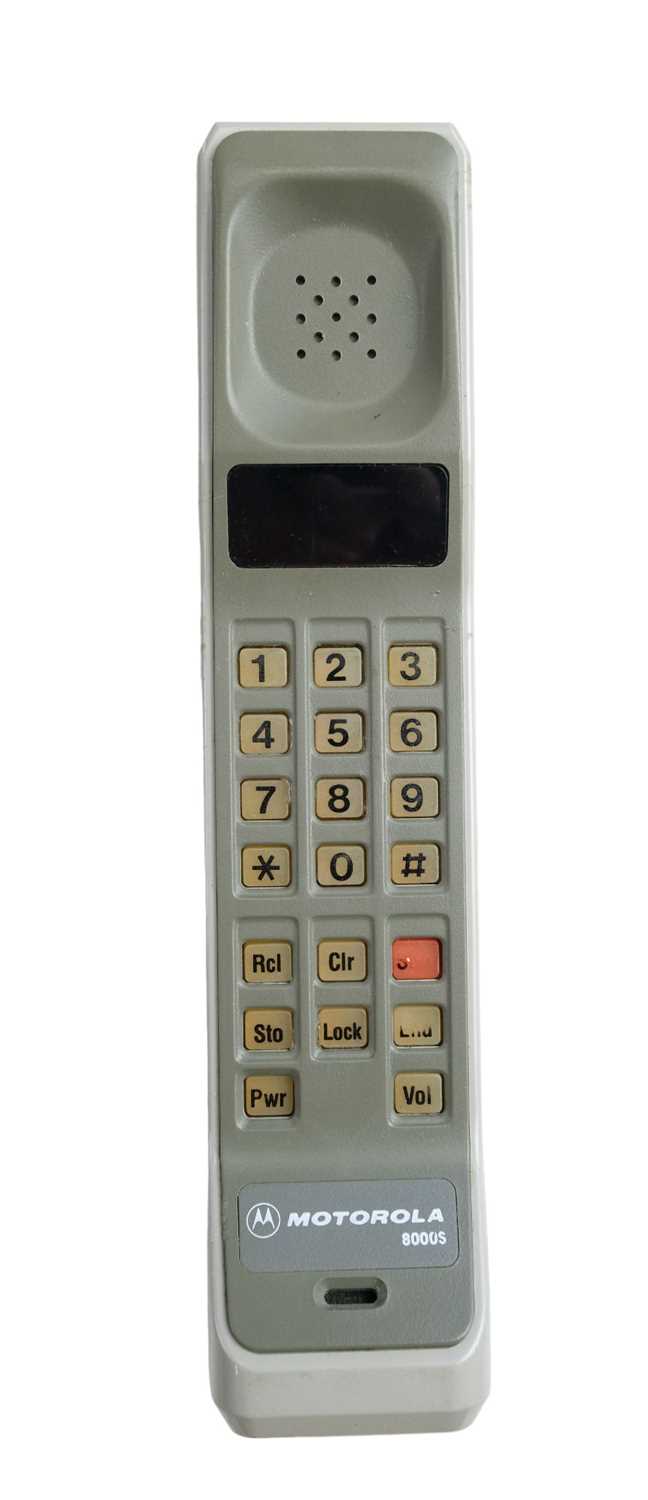 Six 1980s and later mobile telephones, comprising a Motorola 8000S DynaTac, Ericsson EH238 including - Image 2 of 9