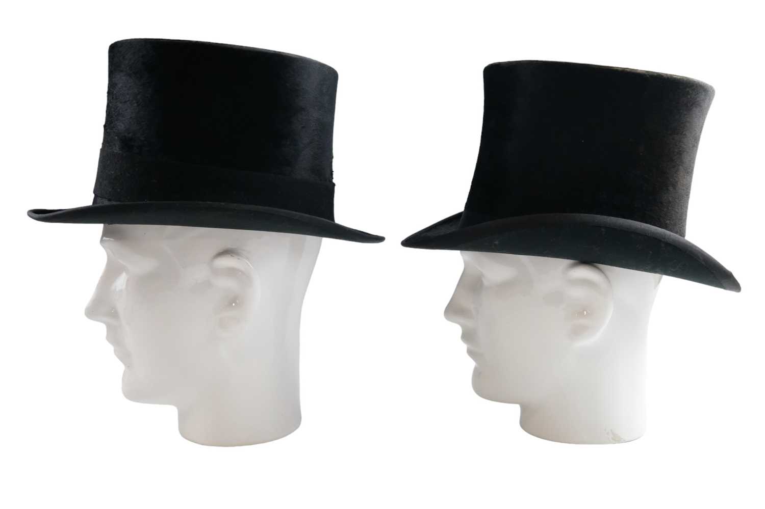 Two vintage silk top hats, 15.5 cm x 20.5 cm and 15 cm x 19 cm inner dimensions Qty: 2 - Image 3 of 7