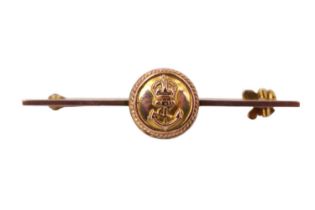 A 9 ct yellow metal Royal Navy sweetheart bar brooch, early-to-mid 20th Century, 4.5 cm, 2.7 g