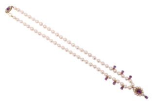 An amethyst and pearl necklace, comprising a single strand of subtly graded pearls (approx 6 mm -