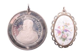A contemporary white metal commemorative Napoleon medallion, 'Napoleone Sovrano Dell'elba' to the